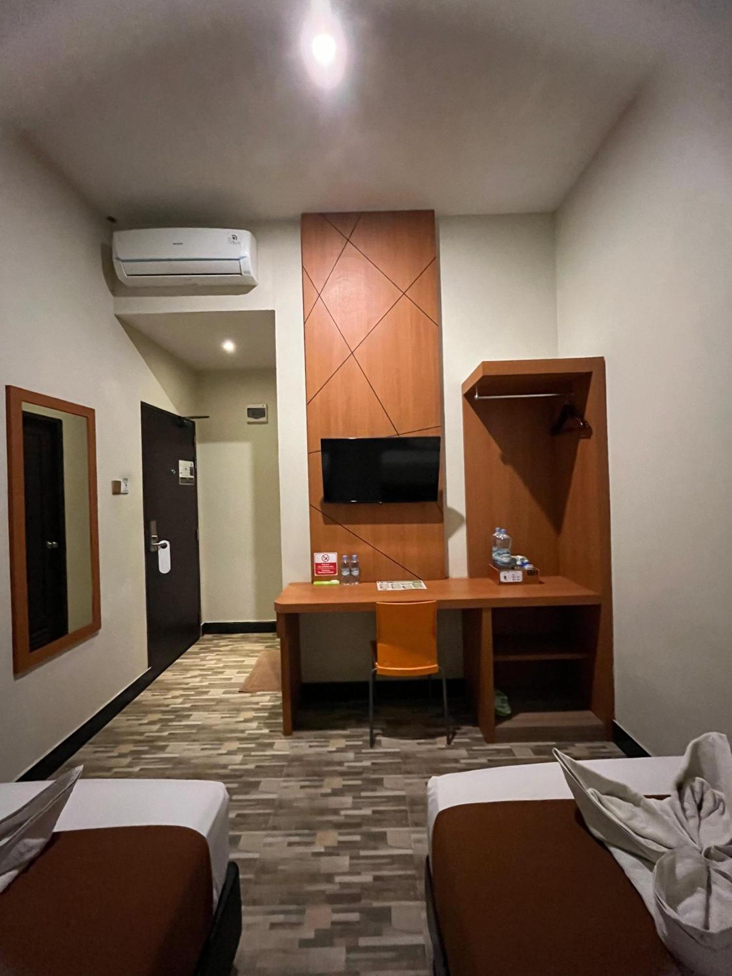 Bless Hotels Sintang Bagian luar foto