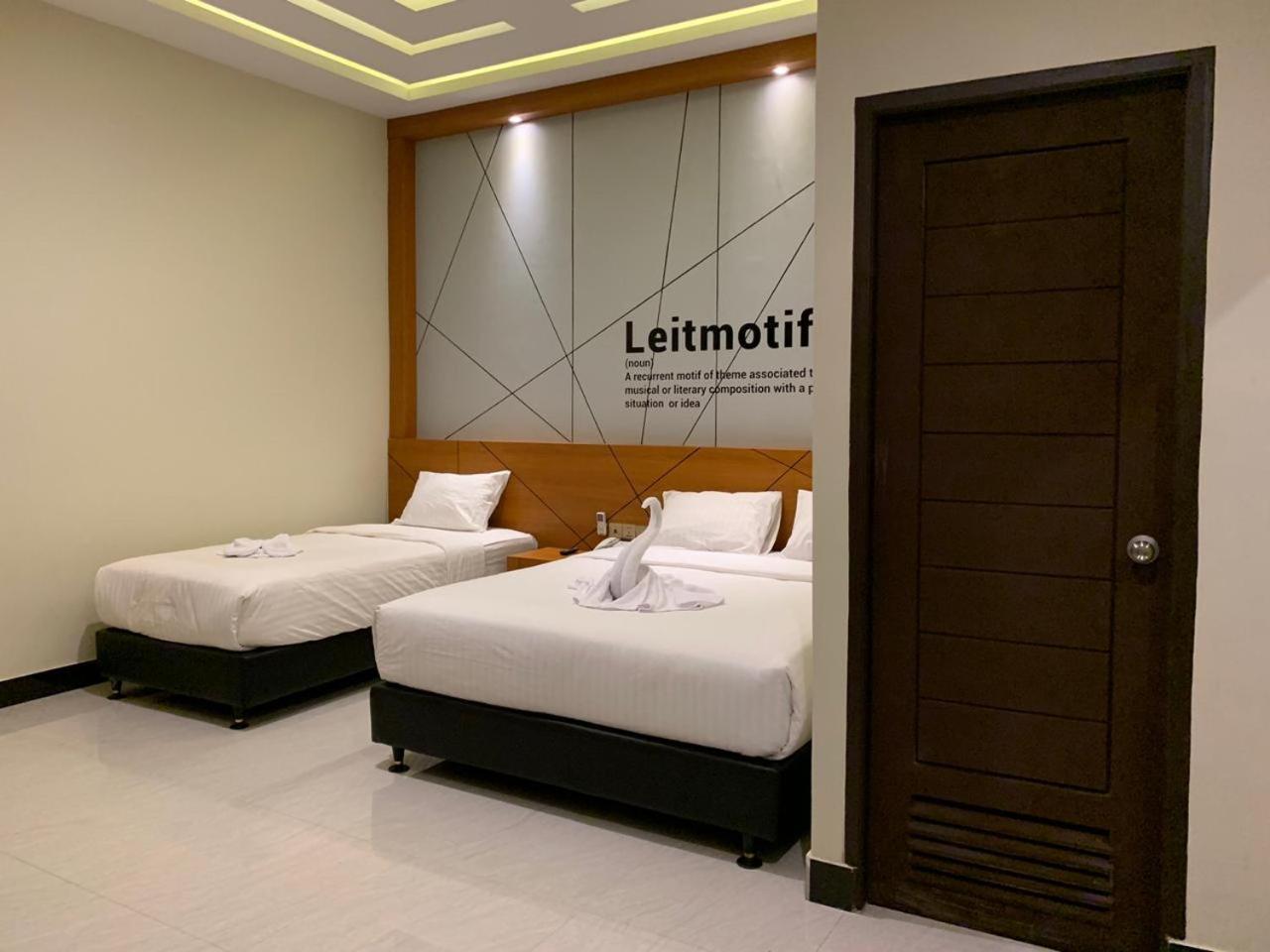 Bless Hotels Sintang Bagian luar foto