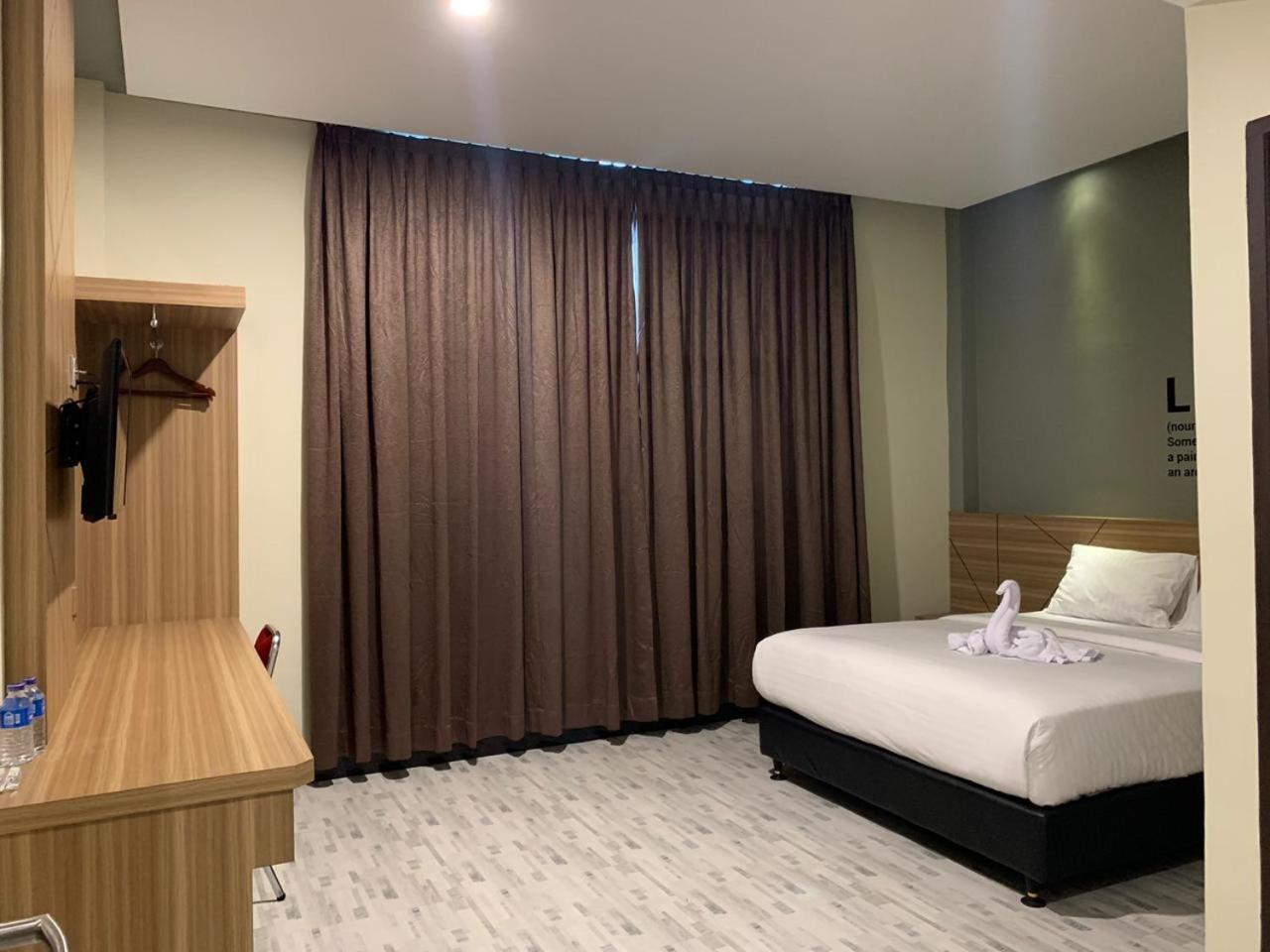 Bless Hotels Sintang Bagian luar foto
